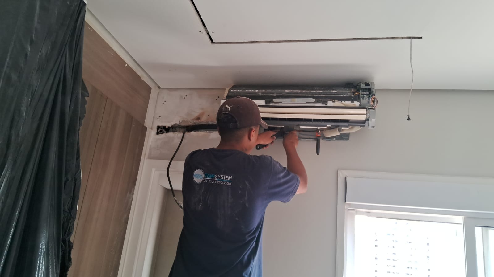 consertando o ar condicionado